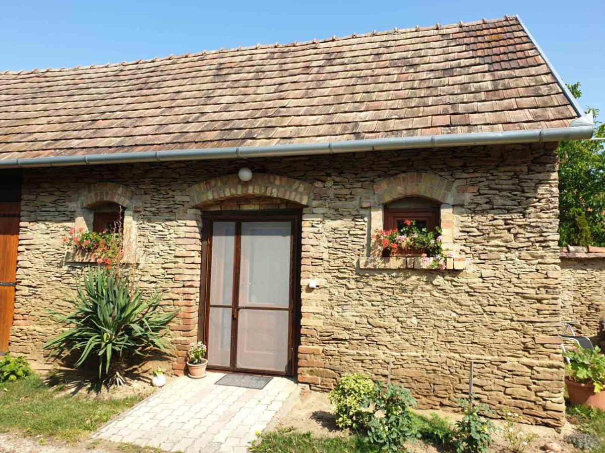 Kis Haz Apartman Zalacsany Exterior photo